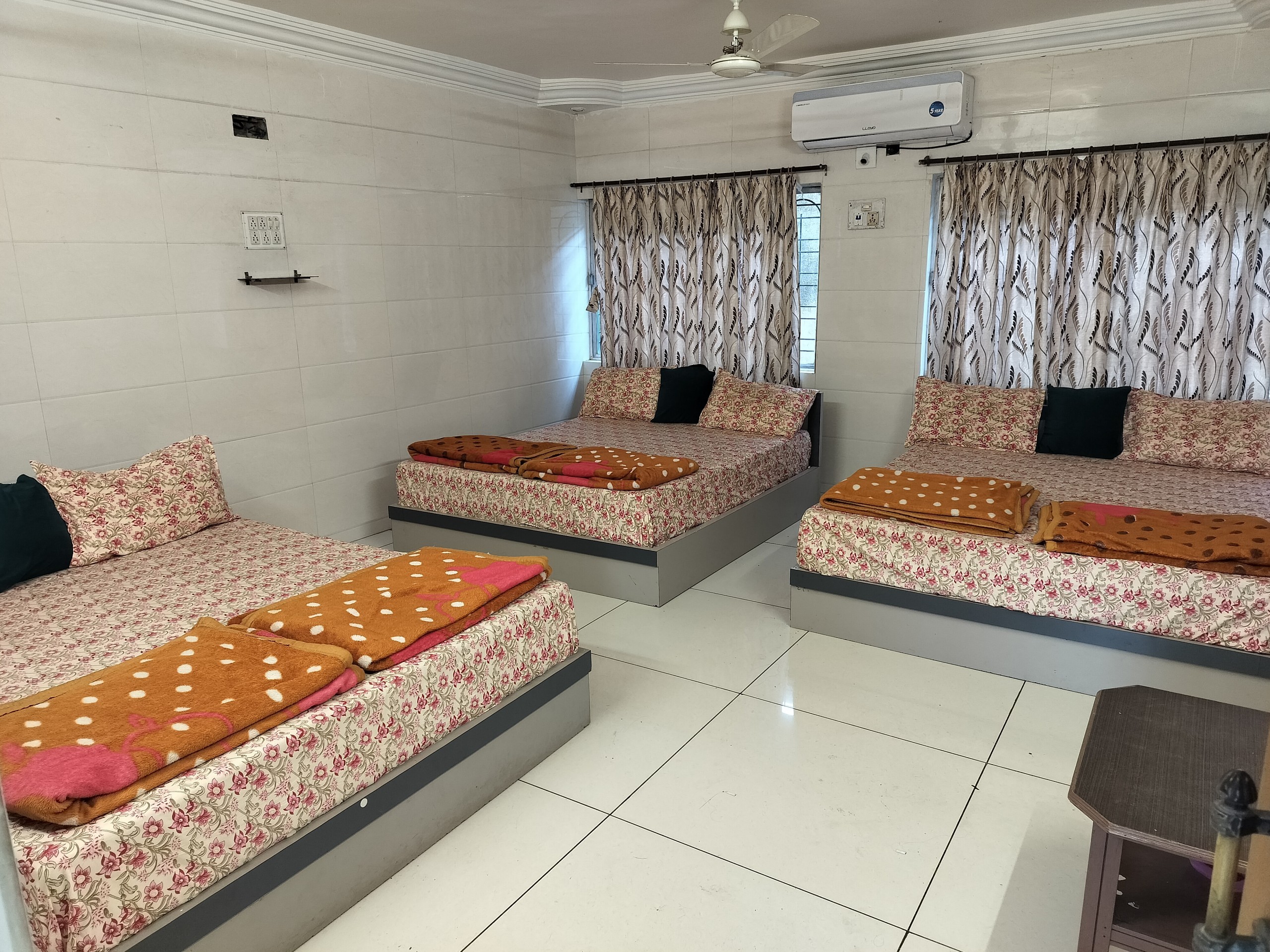 Best Hotel in Virpur Jalaram | Family Guest House - Chitrakut
